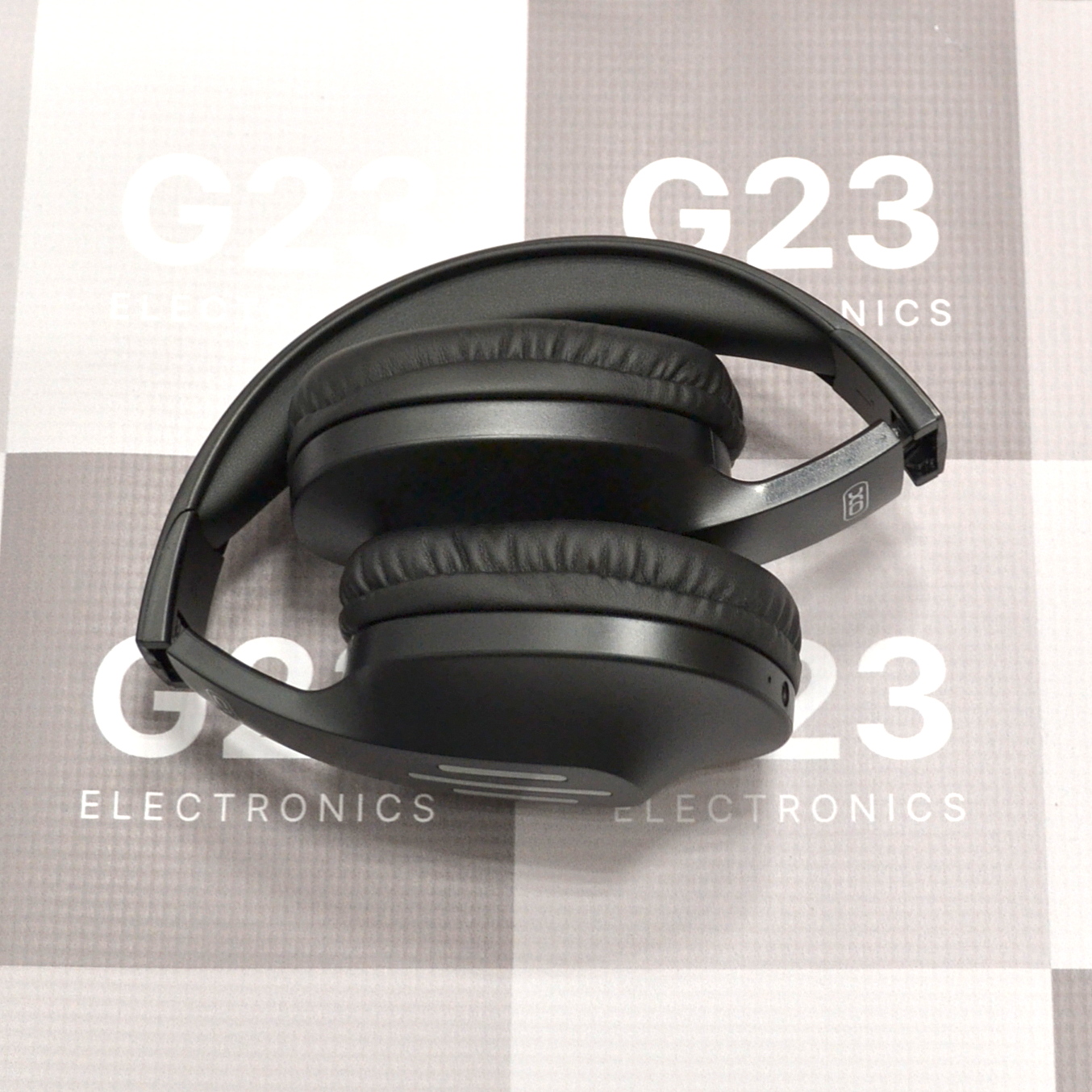 Bluetooth ausinės XO ant ausų sulankstomos juodos spalvos 12 Juodos XO Bluetooth ausinės sulankstytos į kompaktišką formą