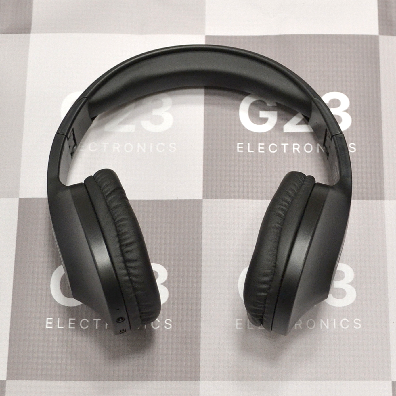 Bluetooth ausinės XO ant ausų sulankstomos juodos spalvos 13 Juodos XO Bluetooth ausinės iš priekio