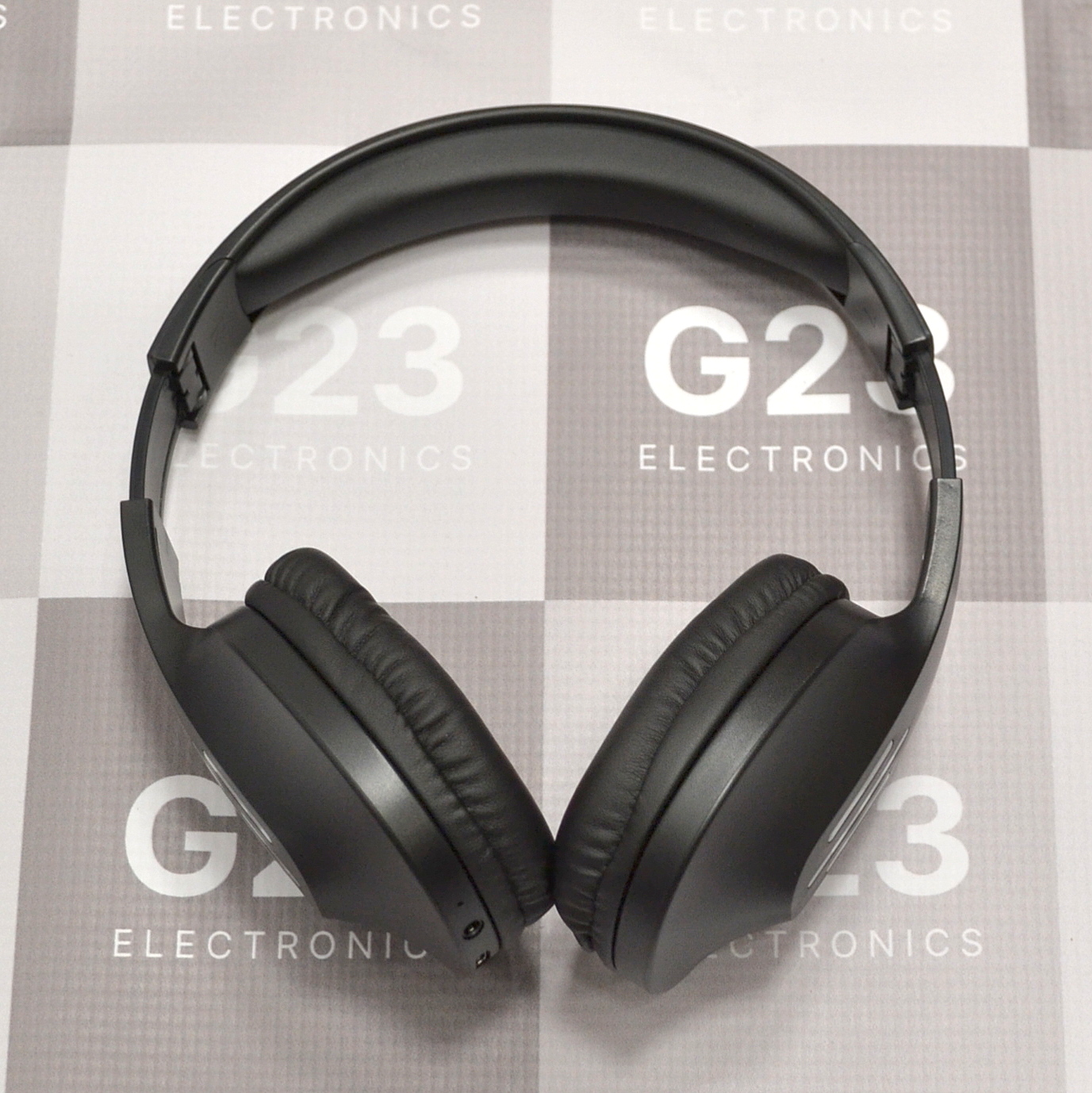 Bluetooth ausinės XO ant ausų sulankstomos juodos spalvos 15 XO Bluetooth ausinės ant ausų iš arti