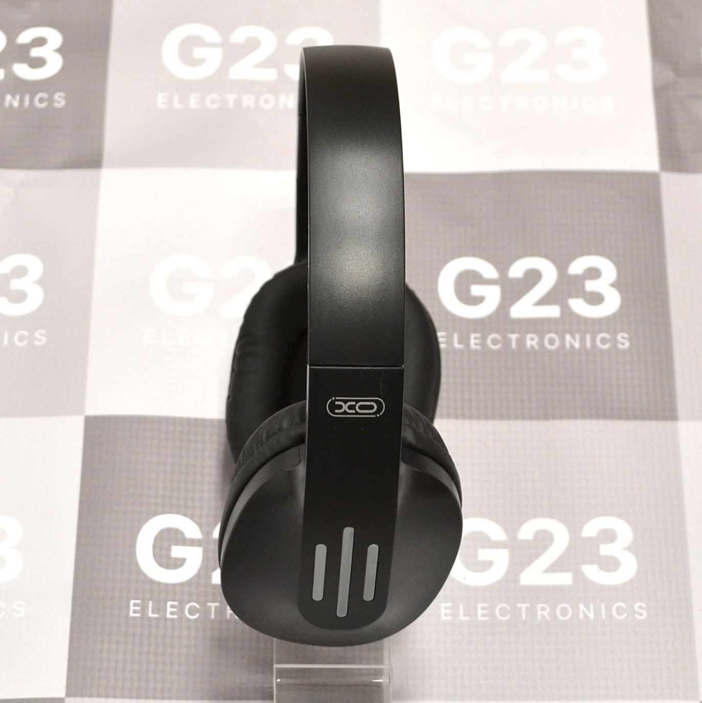 Bluetooth ausinės XO ant ausų sulankstomos juodos spalvos 14 XO Bluetooth ausinių šoninis vaizdas su XO logotipu