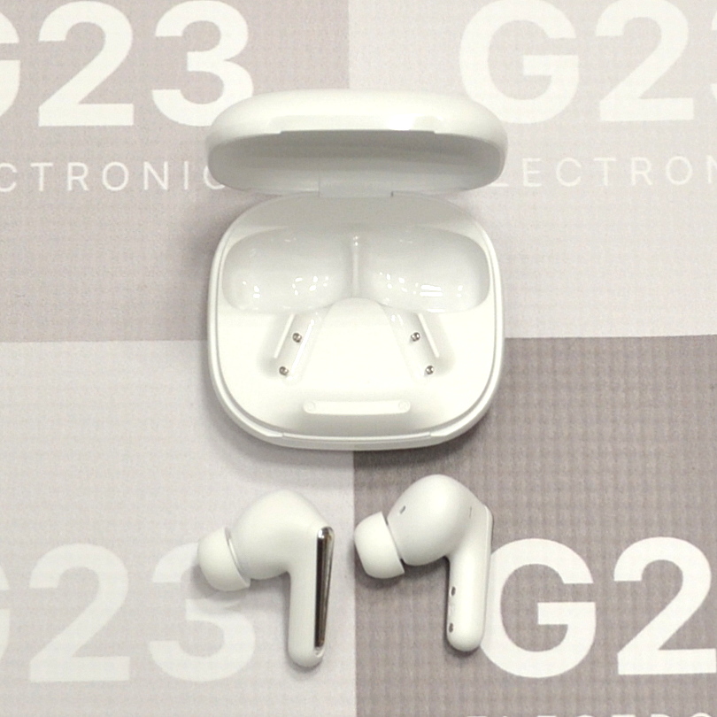 Bluetooth ausinės XO Holder Pods ANC ir ENC baltos spalvos 14 Baltas XO Holder Pods ANC ir ENC ausinės ir atidarytas įkrovimo dėklas
