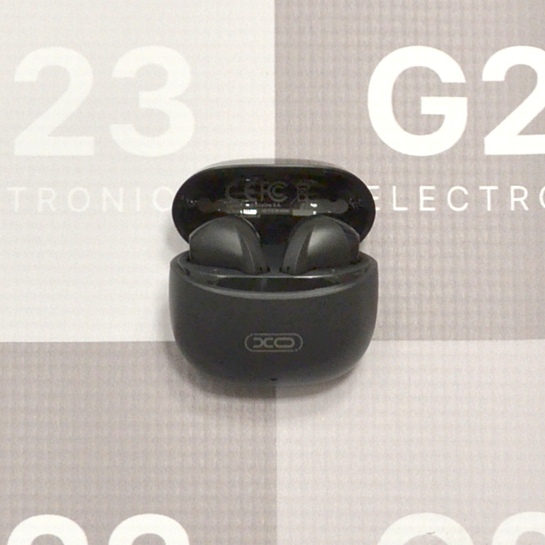 Bluetooth ausinės XO Mini Jade Crystals juodos spalvos 9 Atidarytas įkrovimo dėklas su juodomis XO TWS ausinėmis viduje