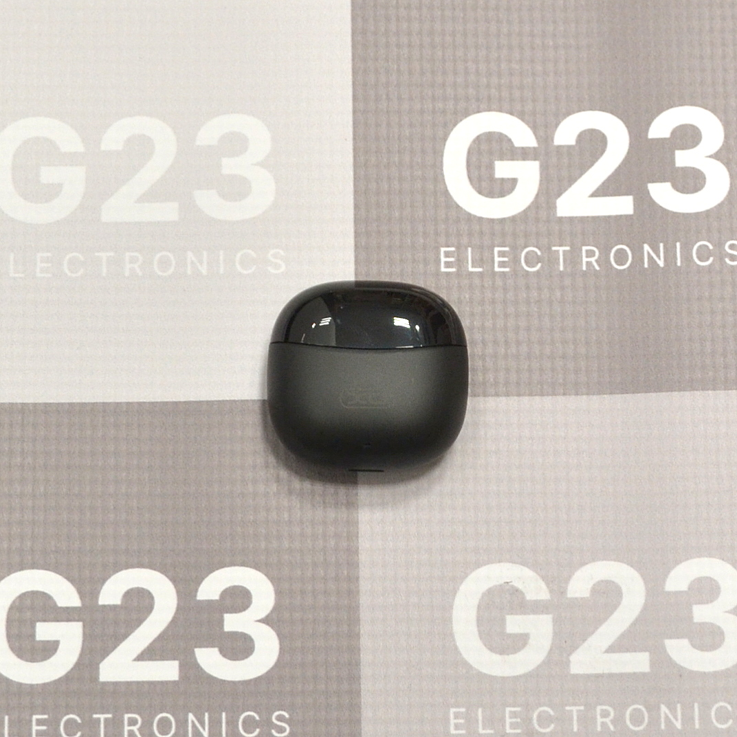 Bluetooth ausinės XO Mini Jade Crystals juodos spalvos 8 Uždarytas juodų XO Bluetooth ausinių įkrovimo dėklas iš viršaus