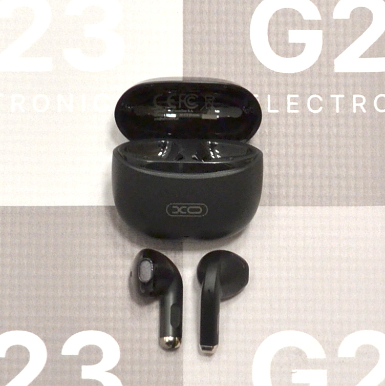 Bluetooth ausinės XO Mini Jade Crystals juodos spalvos 10 Juodos XO Bluetooth ausinės ir atidarytas įkrovimo dėklas – komplektas