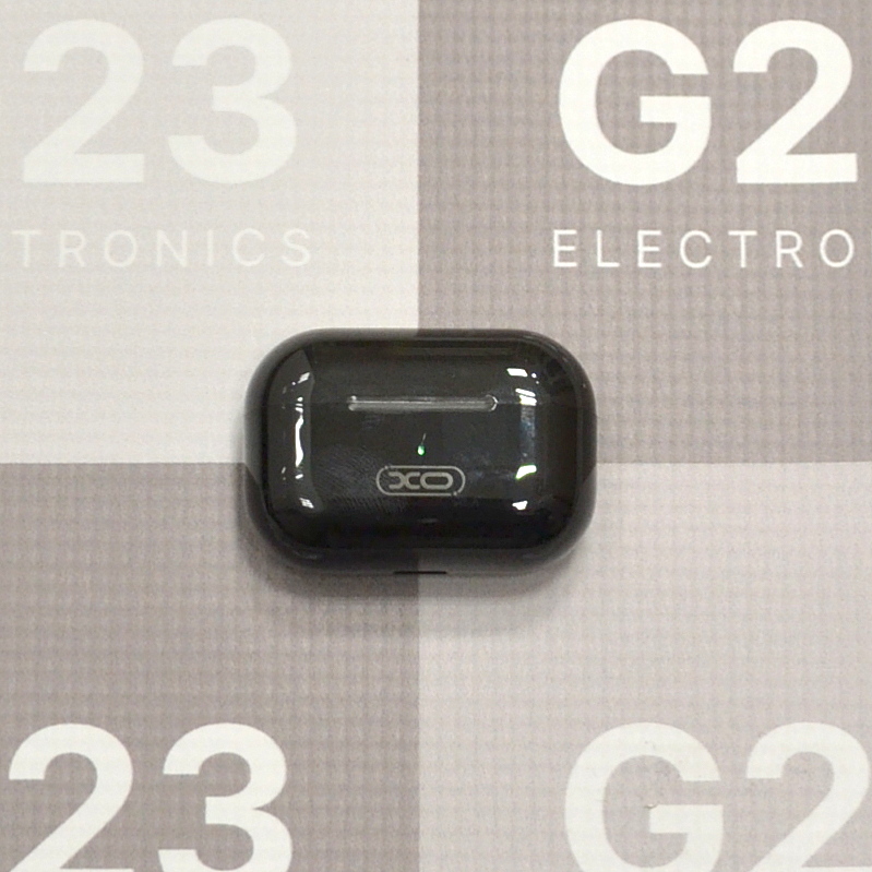 Bluetooth ausinės XO Mini True Wireless juodos spalvos 9 Uždarytas juodų XO Mini True Wireless Bluetooth ausinių įkrovimo dėklas