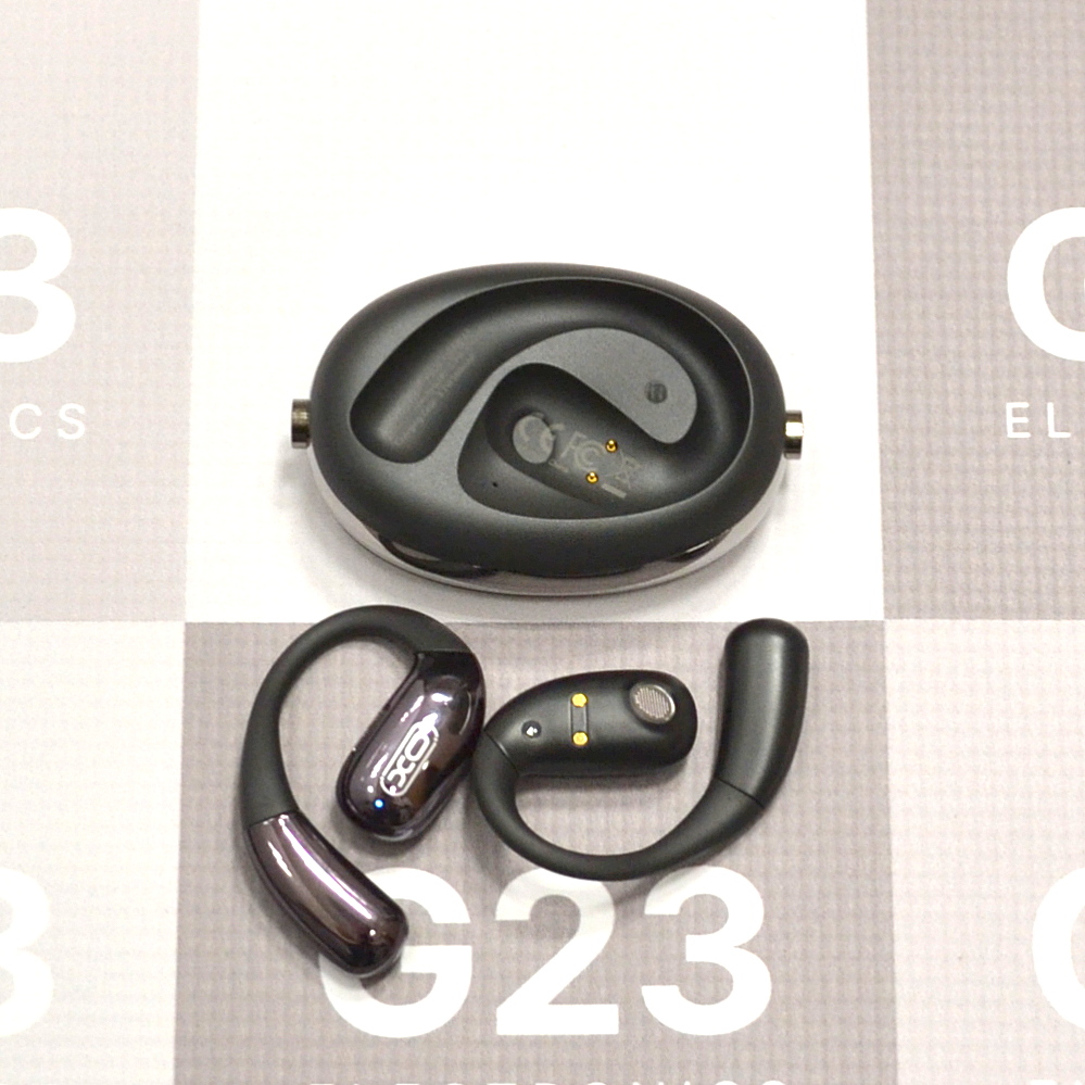 Bluetooth ausinės XO Open Ear su kabliais ausims juodos spalvos 8 XO Open Ear ausinės su kabliais ausims ir atidarytas įkrovimo dėklas
