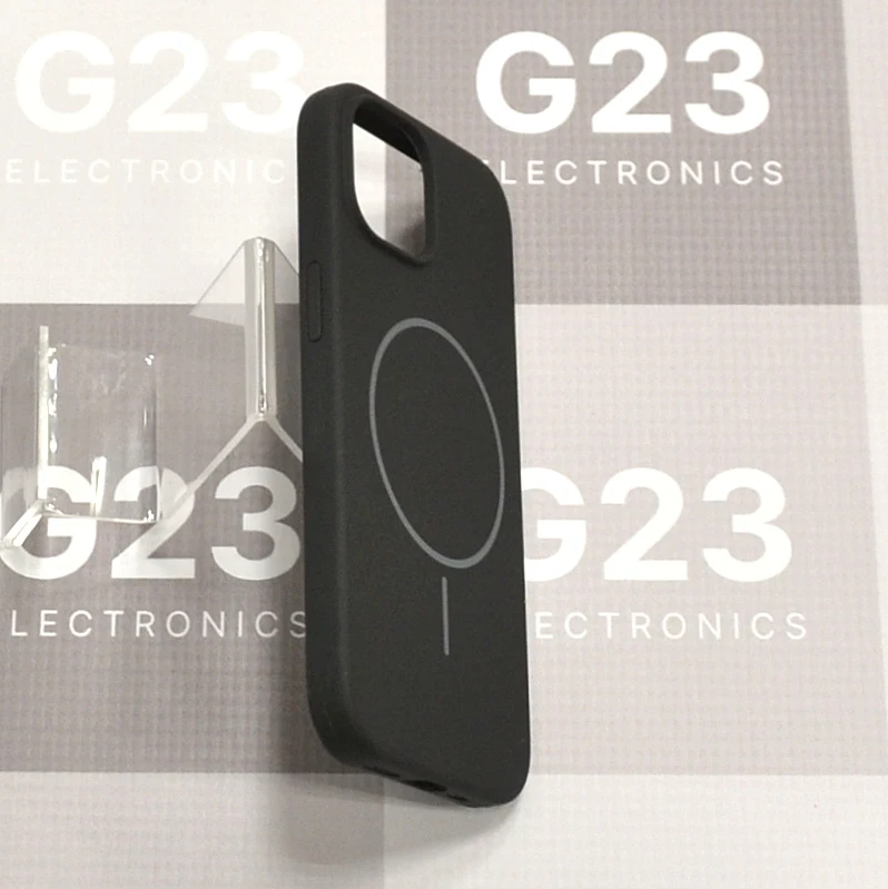 MagSafe Gen3 dėklas nugarėlė Apple iPhone 15 – Juodas 7 Juodo MagSafe Gen3 dėklo Apple iPhone 15 šoninis profilis su minkšto silikono briauna