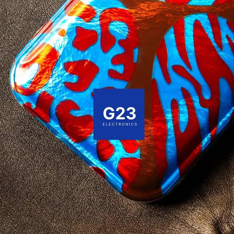 Safari Berry Zebra dėklas nugarėlė Samsung Galaxy A26 10 Rašto detalė iš arti – raudonos leopardo dėmės ir zebro juostos ant žydros folijos po blizgiu sluoksniu