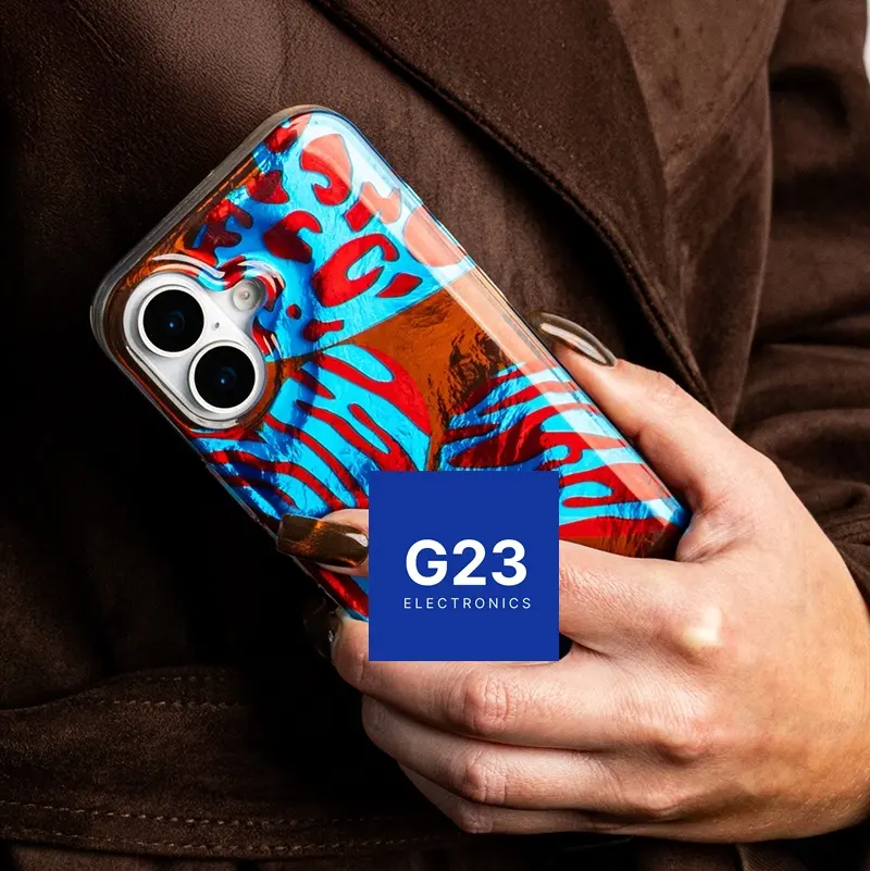 Safari Berry Zebra dėklas nugarėlė Samsung Galaxy A26 6 Samsung Galaxy A26 telefonas rankoje su Safari Berry Zebra dėklu – blizgi žydra ir raudona nugarėlė