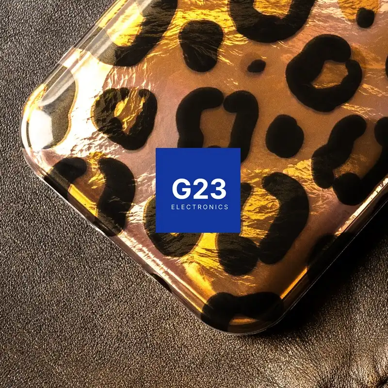 Safari Cinnamon Leopard dėklas nugarėlė Samsung Galaxy S25 Ultra 10 Cinnamon Leopard rašto detalė iš arti – Samsung Galaxy S25 Ultra dėklo kampas