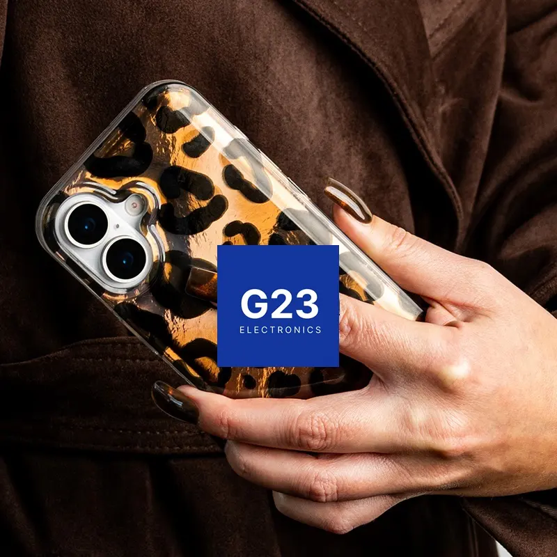 Safari Cinnamon Leopard dėklas nugarėlė Samsung Galaxy S25 Ultra 6 Telefonas su Safari Cinnamon Leopard dėklu rankoje – Samsung Galaxy S25 Ultra