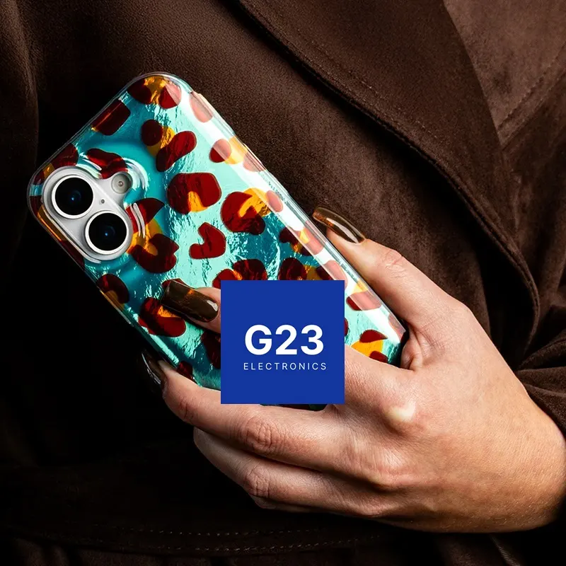 Safari Mint Leopard dėklas nugarėlė Samsung Galaxy A26 6 Telefonas su Safari Mint Leopard dėklu rankoje – Samsung Galaxy A26 nugarėlė