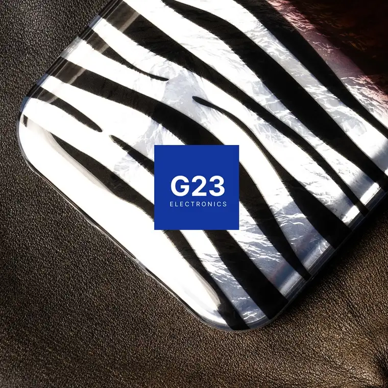 Safari Mocha Zebra dėklas nugarėlė Samsung Galaxy A17 (SM-A176B) 8 Zebro juostų ir vyšninės folijos rašto detalė iš arti