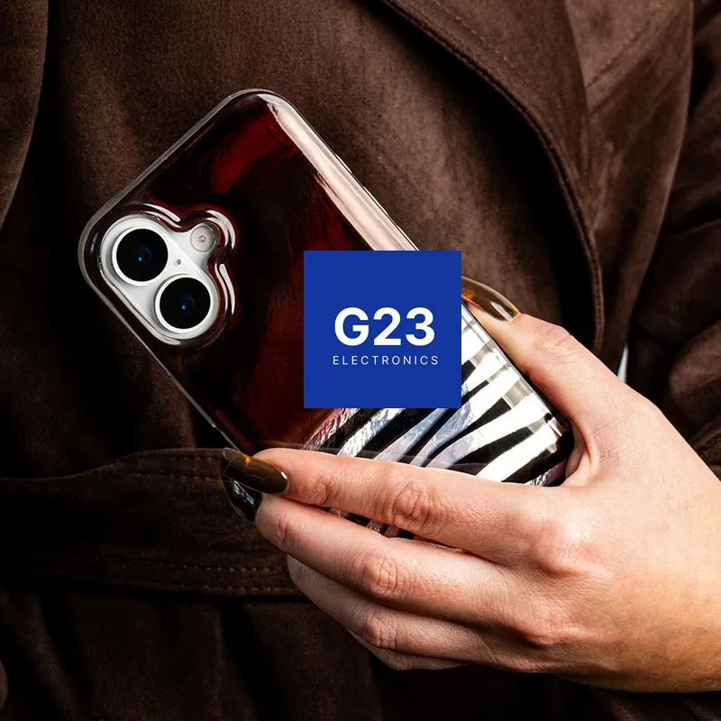 Safari Mocha Zebra dėklas nugarėlė Samsung Galaxy A26 6 Samsung Galaxy A26 su Safari Mocha Zebra dėklu rankoje