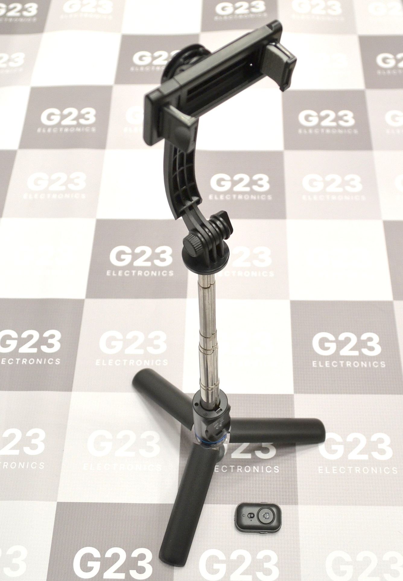 Trikojis stovas asmenukių (selfie) lazda XO SS13 Bluetooth 106 cm juodos spalvos 10 Trikojis stovas XO SS13 su išskleistomis trikojo kojelėmis ir Bluetooth pulteliu
