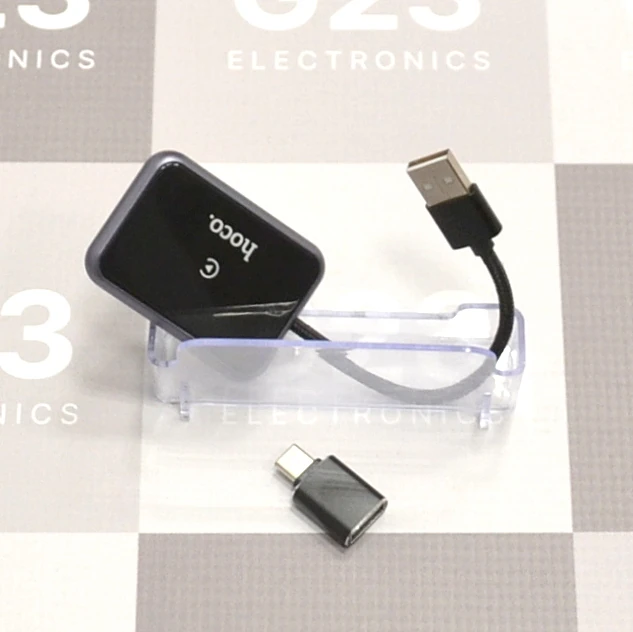 Belaidis CarPlay adapteris USB-A ir USB-C Hoco HU1 juodos spalvos 10 Hoco HU1 belaidis CarPlay adapteris su stikliniu paviršiumi ant skaidraus stovelio