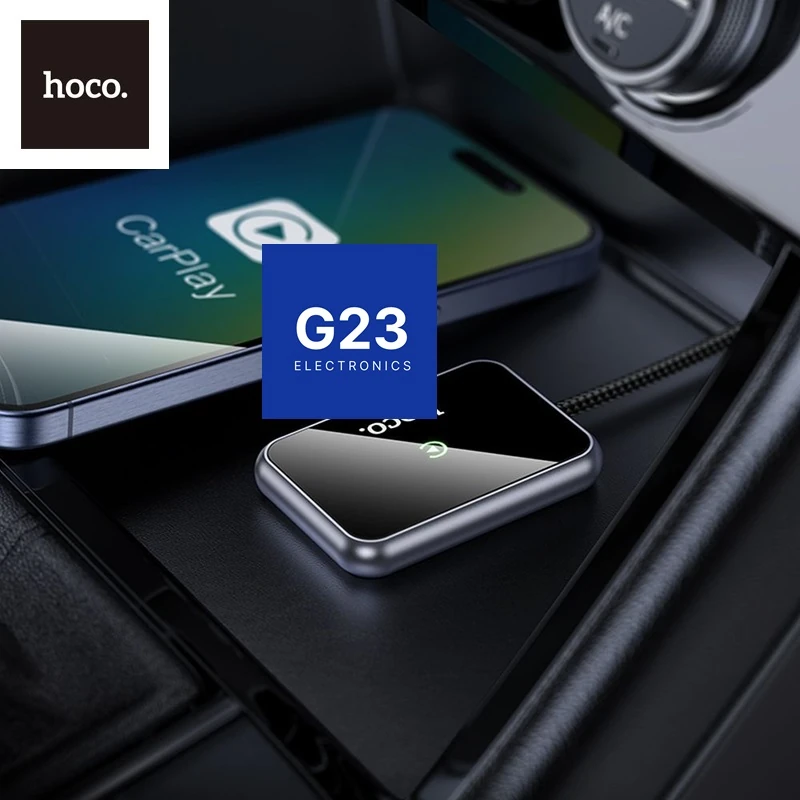 Belaidis CarPlay adapteris USB-A ir USB-C Hoco HU1 juodos spalvos 12 Hoco HU1 belaidis CarPlay adapteris automobilio salone šalia telefono su CarPlay ekranu