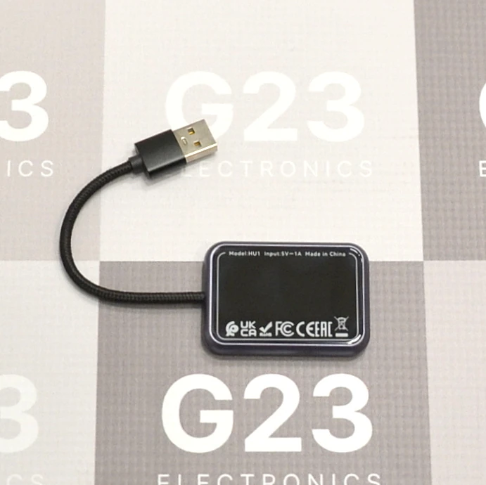 Belaidis CarPlay adapteris USB-A ir USB-C Hoco HU1 juodos spalvos 13 Hoco HU1 CarPlay adapterio galinė pusė su modelio žyme ir sertifikatų ženklais