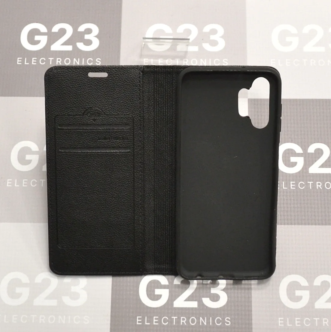Dalton magnetinis dėklas knygelė Samsung Galaxy A13 – juodos spalvos 10 Juodas Dalton dėklas knygelė Samsung Galaxy A13 – atverstas dėklas, kairėje kortelių skyreliai, dešinėje guminis telefono rėmelis