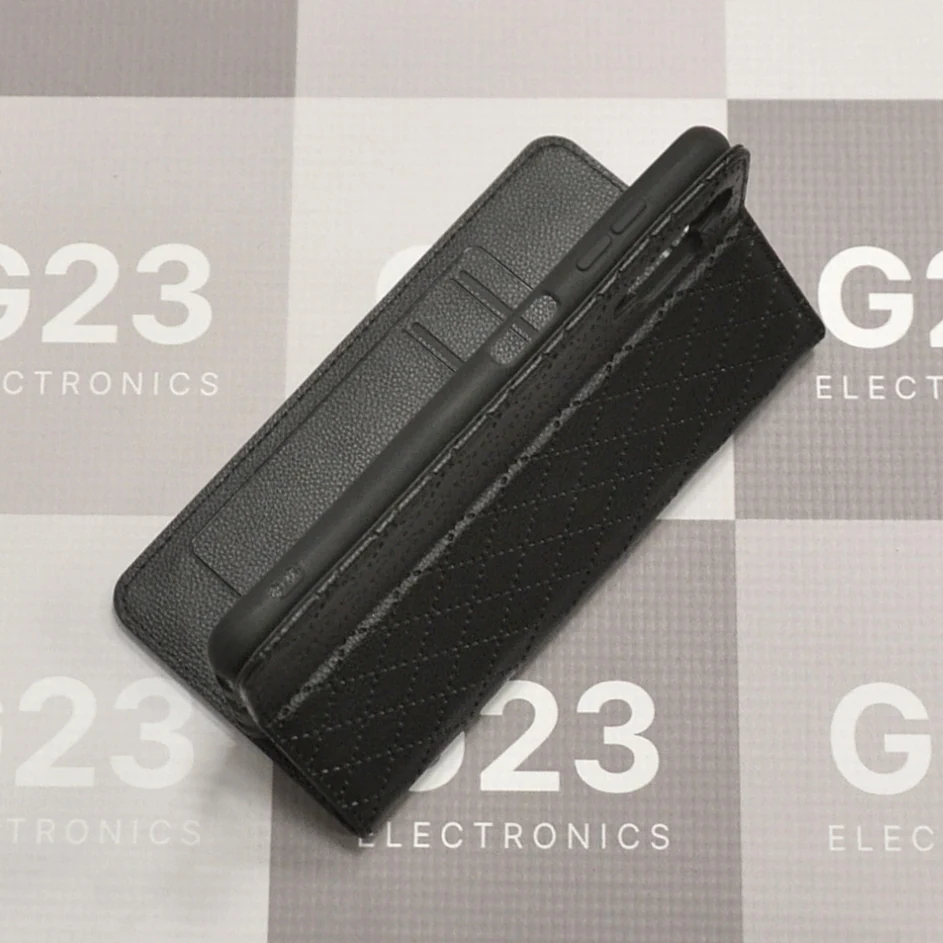 Dalton magnetinis dėklas knygelė Samsung Galaxy A13 – juodos spalvos 6 Juodas Dalton dėklas knygelė Samsung Galaxy A13 – atverstas dėklas kitu kampu su kortelių skyreliais