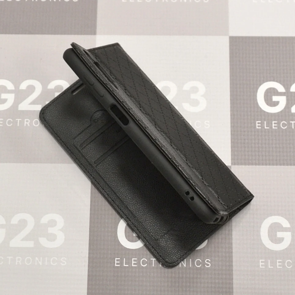 Dalton magnetinis dėklas knygelė Samsung Galaxy A13 – juodos spalvos 5 Juodas Dalton dėklas knygelė Samsung Galaxy A13 – atverstas dėklas pakreiptas, skyreliai ir guminis rėmelis matomi iš šono