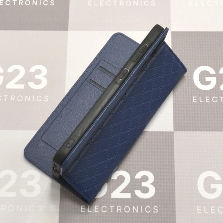 Dalton magnetinis dėklas knygelė Samsung Galaxy A36 / A37 – tamsiai mėlynos spalvos 6 Tamsiai mėlynas Dalton dėklas knygelė Samsung Galaxy A36 ir A37 pakreiptas kitu kampu – matosi nugarėlė ir šoninis kraštas