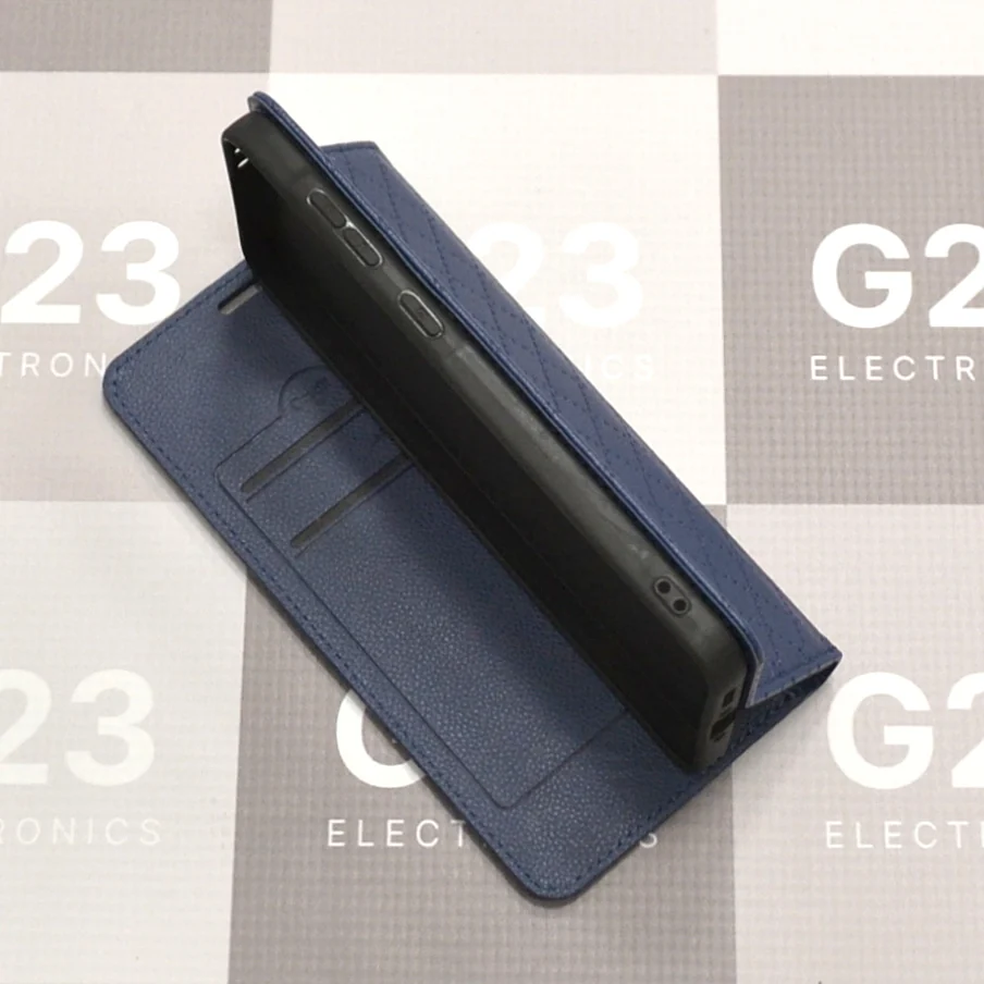 Dalton magnetinis dėklas knygelė Samsung Galaxy A36 / A37 – tamsiai mėlynos spalvos 5 Tamsiai mėlynas Dalton dėklas knygelė Samsung Galaxy A36 ir A37 pakreiptas – matosi dėklo storis ir magnetinis užsegimas