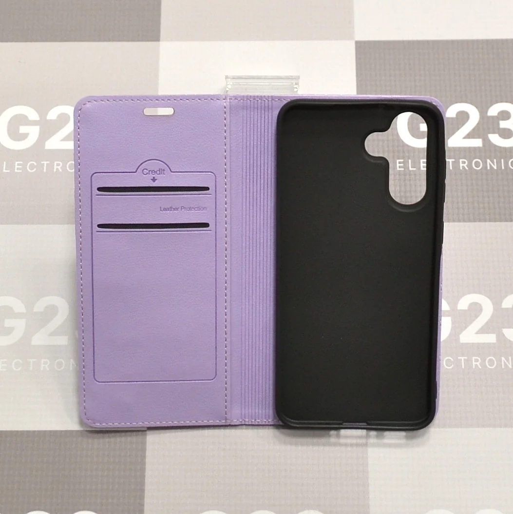 Dalton magnetinis dėklas knygelė Samsung Galaxy A56 – levandų violetinės spalvos 10 Dalton magnetinis dėklas Samsung Galaxy A56 levandų violetinės spalvos – atvertas dėklas, matomos 2 kortelių kišenės, banknotų kišenė ir rėmelis