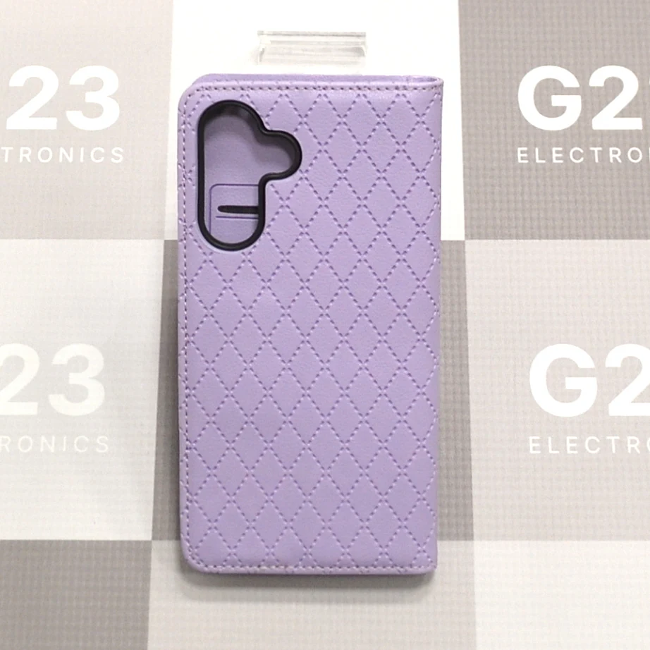 Dalton magnetinis dėklas knygelė Samsung Galaxy A56 – levandų violetinės spalvos 11 Dalton magnetinis dėklas Samsung Galaxy A56 levandų violetinės spalvos – nugarėlė su laiptuota kameros anga viršutiniame kairiame kampe