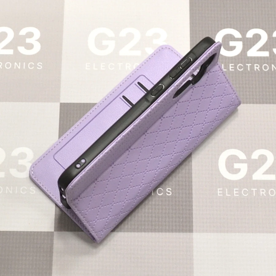 Dalton magnetinis dėklas knygelė Samsung Galaxy A56 – levandų violetinės spalvos 6 Dalton magnetinis dėklas Samsung Galaxy A56 levandų violetinės spalvos – dėklas pakreiptas kitu kampu, matosi kameros anga ir rėmelis