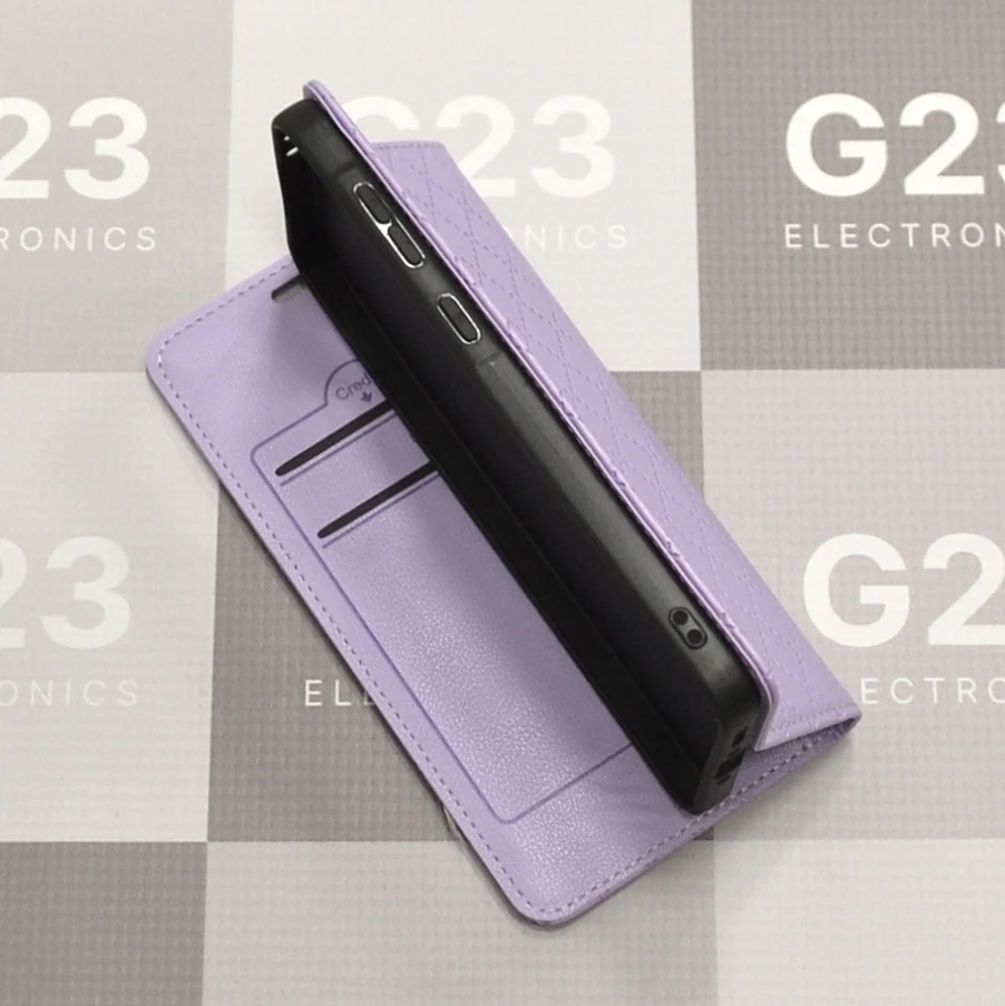 Dalton magnetinis dėklas knygelė Samsung Galaxy A56 – levandų violetinės spalvos 5 Dalton magnetinis dėklas Samsung Galaxy A56 levandų violetinės spalvos – pakreiptas dėklas, matosi briauna ir rašto faktūra