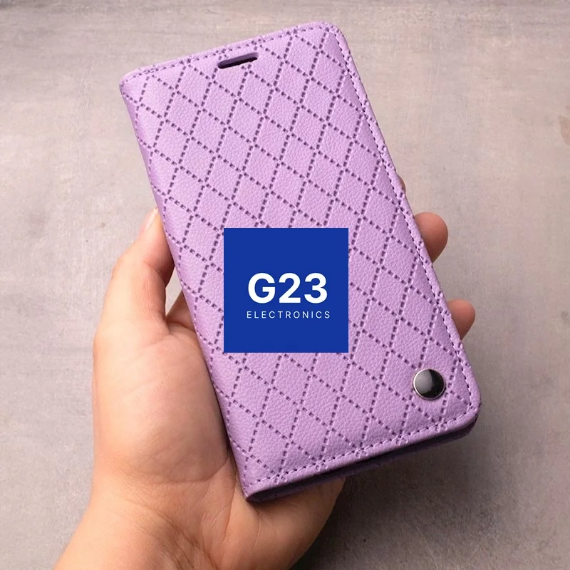 Dalton magnetinis dėklas knygelė Samsung Galaxy A56 – levandų violetinės spalvos 12 Dalton magnetinis dėklas Samsung Galaxy A56 levandų violetinės spalvos – dėklas rankoje, parodytas dydis ir patogus laikymas