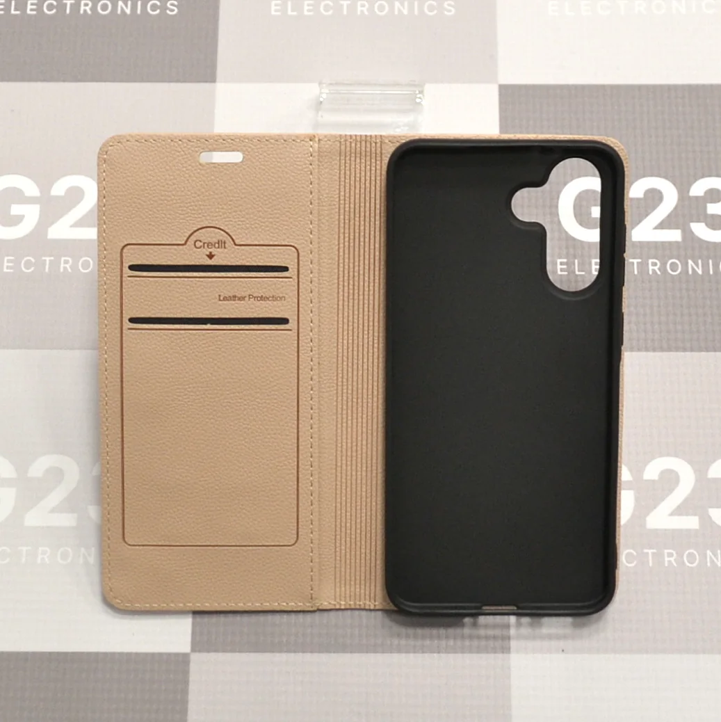 Dalton magnetinis dėklas knygelė Samsung Galaxy A56 – smėlio spalvos 10 Dalton magnetinis dėklas Samsung Galaxy A56 smėlio spalvos – atvertas dėklas, matomos 2 kortelių kišenės, banknotų kišenė ir guminis rėmelis