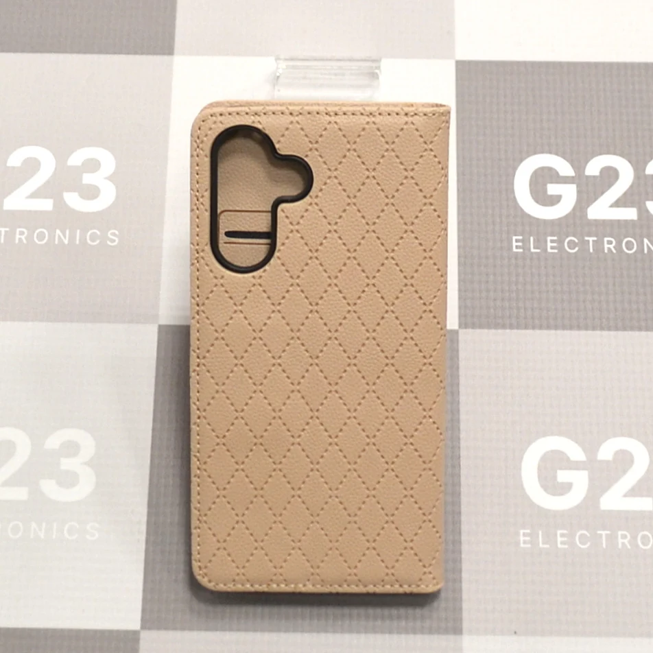 Dalton magnetinis dėklas knygelė Samsung Galaxy A56 – smėlio spalvos 11 Dalton magnetinis dėklas Samsung Galaxy A56 smėlio spalvos – nugarėlė su laiptuota kameros anga viršutiniame kairiame kampe