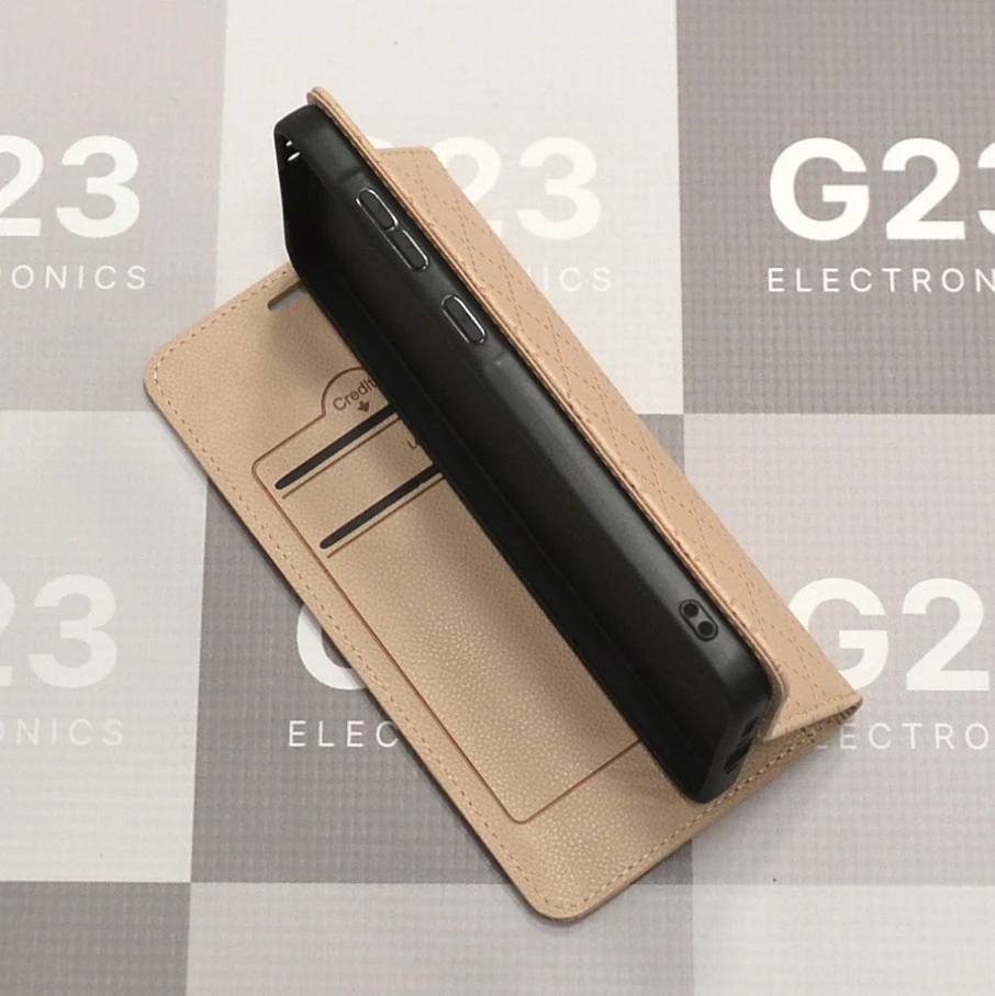 Dalton magnetinis dėklas knygelė Samsung Galaxy A56 – smėlio spalvos 5 Dalton magnetinis dėklas Samsung Galaxy A56 smėlio spalvos – pakreiptas dėklas, matosi briauna ir rašto faktūra