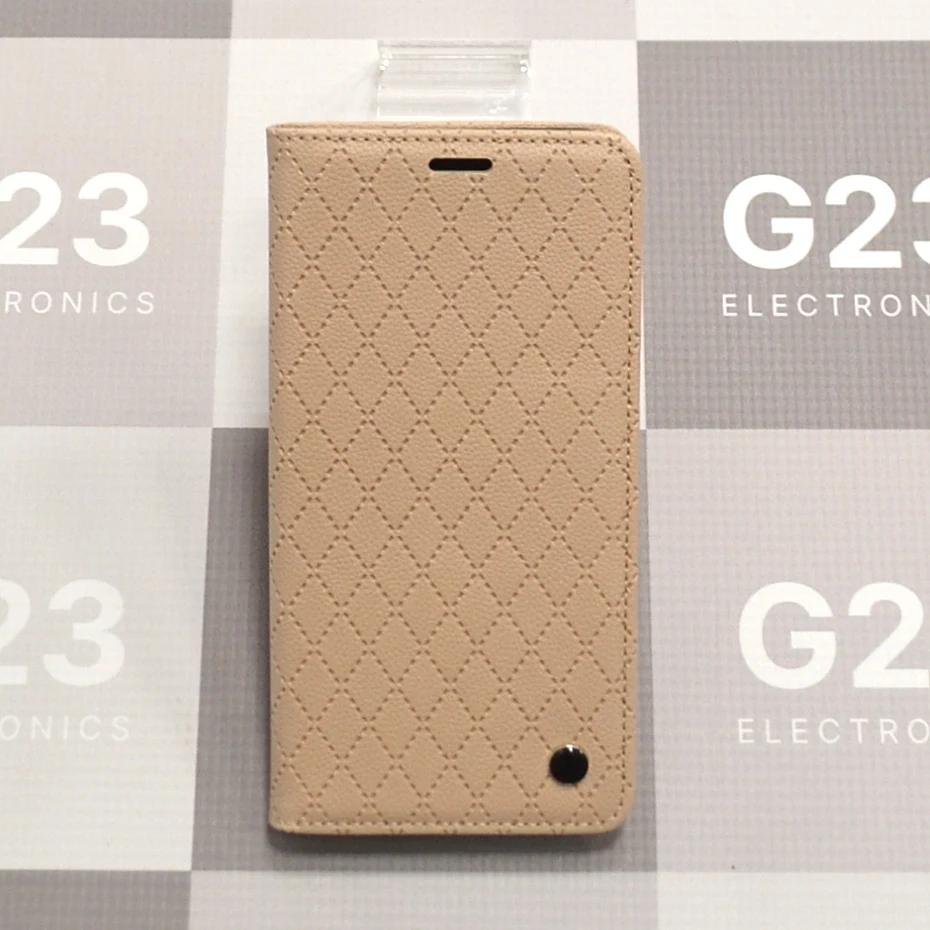 Dalton magnetinis dėklas knygelė Samsung Galaxy A56 – smėlio spalvos 9 Dalton magnetinis dėklas Samsung Galaxy A56 smėlio spalvos – dėklo priekis su Houndstooth raštu, magnetu ir guminiu rėmeliu
