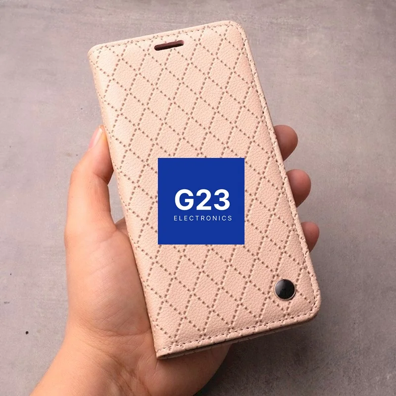 Dalton magnetinis dėklas knygelė Samsung Galaxy A56 – smėlio spalvos 12 Dalton magnetinis dėklas Samsung Galaxy A56 smėlio spalvos – dėklas rankoje, parodytas dydis ir patogus laikymas