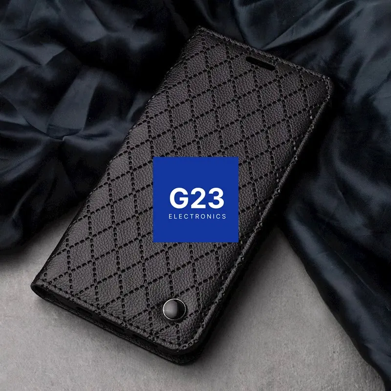 Dalton magnetinis dėklas knygelė Samsung Galaxy S25 FE – juodos spalvos 8 Dalton magnetinis dėklas Samsung Galaxy S25 FE juodos spalvos – dėklas ant tamsaus audinio, matoma dirbtinės odos ir rašto faktūra