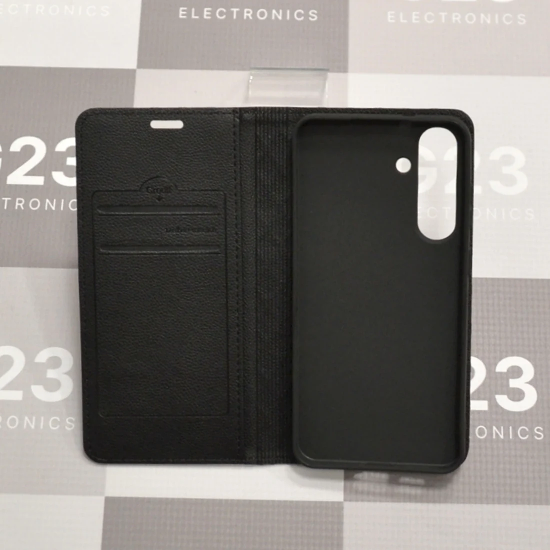 Dalton magnetinis dėklas knygelė Samsung Galaxy S25 FE – juodos spalvos 10 Dalton magnetinis dėklas Samsung Galaxy S25 FE juodos spalvos – atvertas dėklas, matomos 2 kortelių kišenės ir guminis rėmelis telefonui