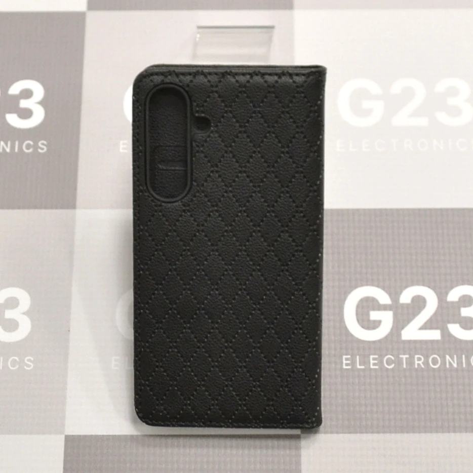 Dalton magnetinis dėklas knygelė Samsung Galaxy S25 FE – juodos spalvos 11 Dalton magnetinis dėklas Samsung Galaxy S25 FE juodos spalvos – nugarėlė su pailga ovalia kameros anga viršutiniame kairiame kampe