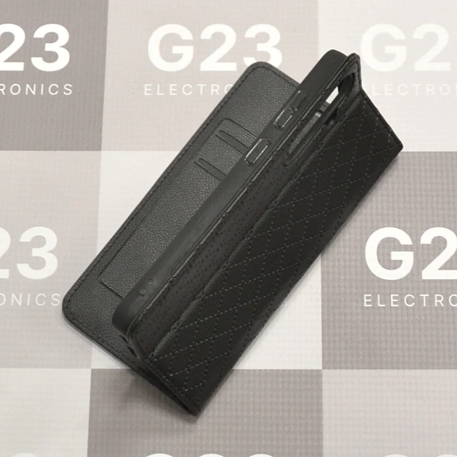 Dalton magnetinis dėklas knygelė Samsung Galaxy S25 FE – juodos spalvos 6 Dalton magnetinis dėklas Samsung Galaxy S25 FE juodos spalvos – dėklas pakreiptas kitu kampu, matosi rėmelis ir rašto faktūra