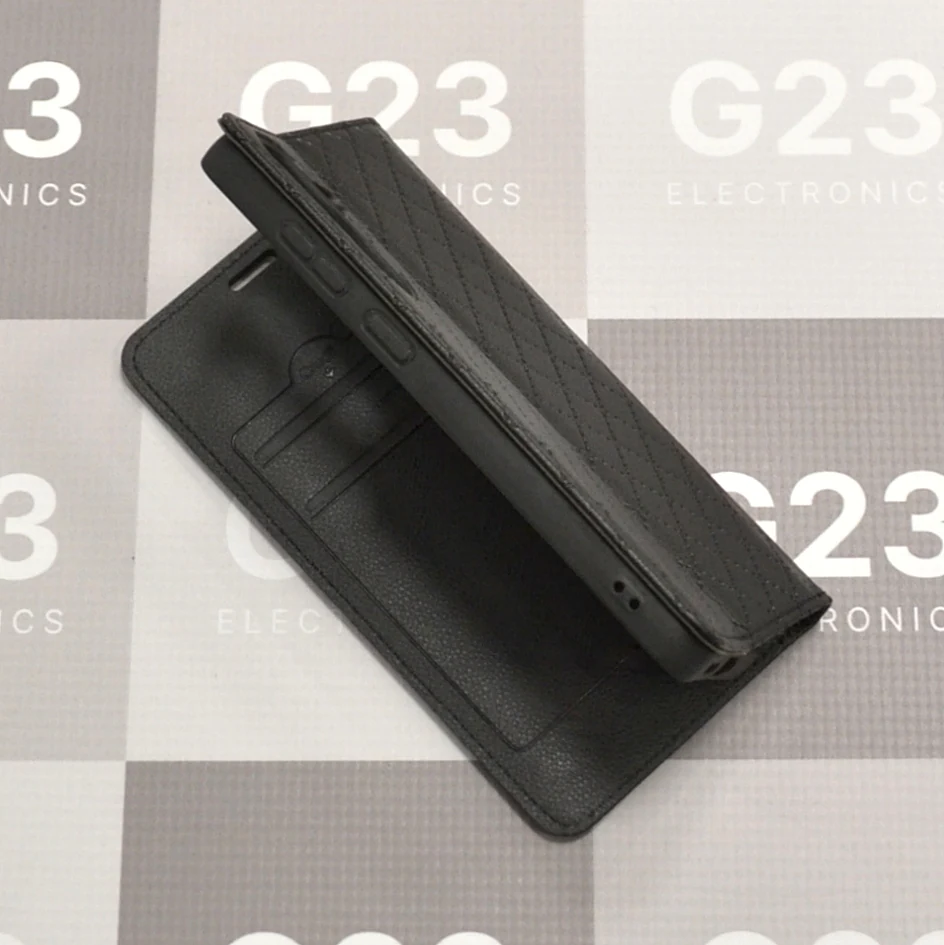 Dalton magnetinis dėklas knygelė Samsung Galaxy S25 FE – juodos spalvos 5 Dalton magnetinis dėklas Samsung Galaxy S25 FE juodos spalvos – atvertas ir pastatytas dėklas, matosi šoninis mygtukų kraštas ir rėmelis