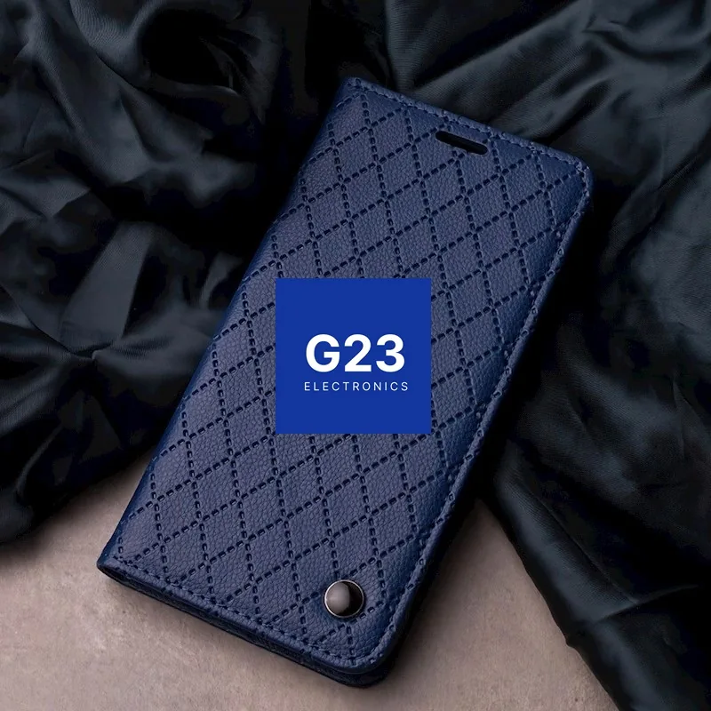 Dalton magnetinis dėklas knygelė Xiaomi Redmi 15 4G EU, Xiaomi Redmi 15 5G EU – tamsiai mėlynos spalvos 8 Dalton dėklas knygelė Xiaomi Redmi 15 4G EU ir 5G EU tamsiai mėlynos spalvos – dėklas ant tamsaus audinio, Houndstooth raštas mėlyname fone