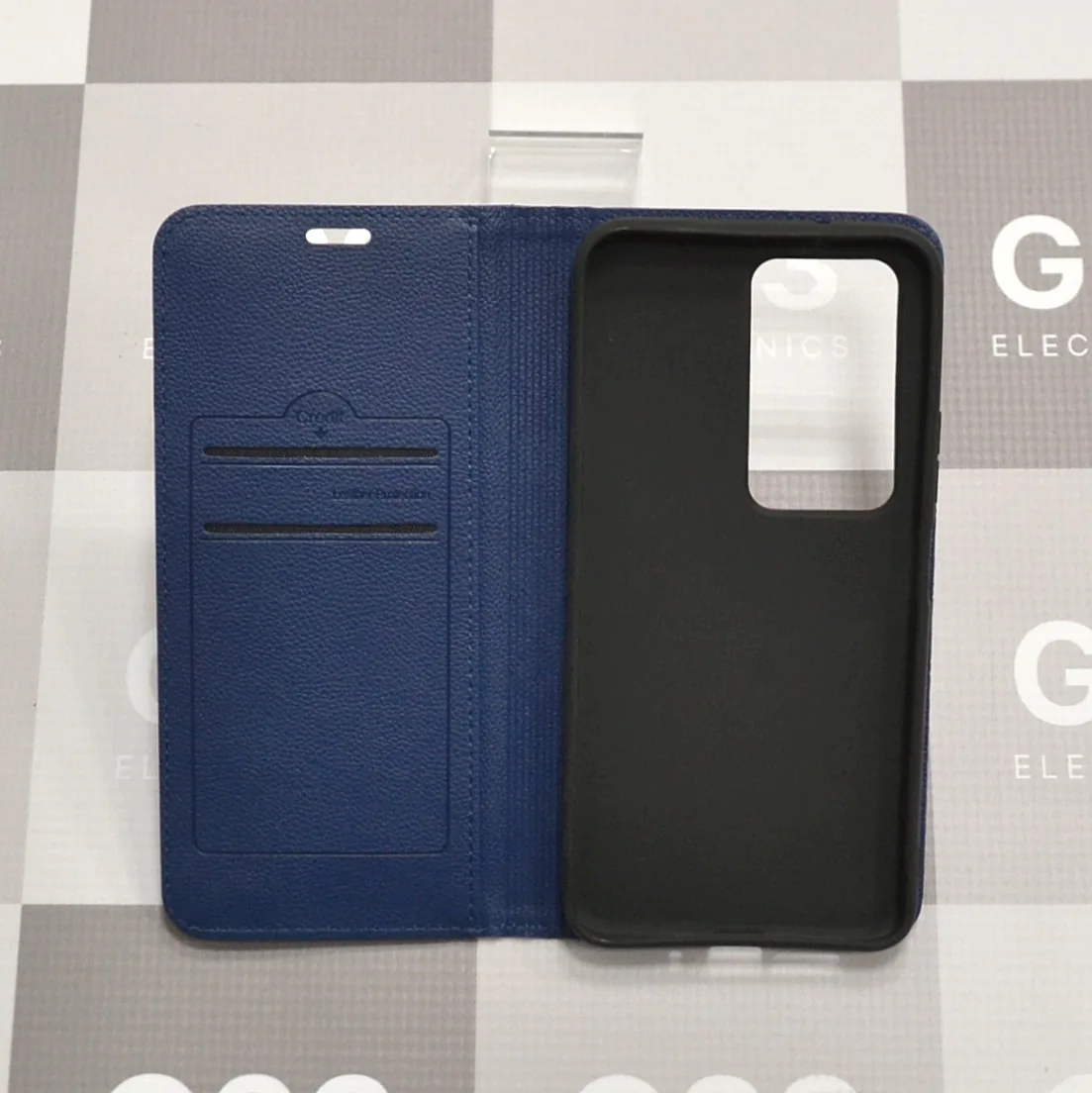 Dalton magnetinis dėklas knygelė Xiaomi Redmi 15 4G EU, Xiaomi Redmi 15 5G EU – tamsiai mėlynos spalvos 10 Dalton dėklas knygelė Xiaomi Redmi 15 4G EU ir 5G EU tamsiai mėlynos spalvos – atvertas dėklas, kairėje kortelių skyreliai, dešinėje guminis rėmelis