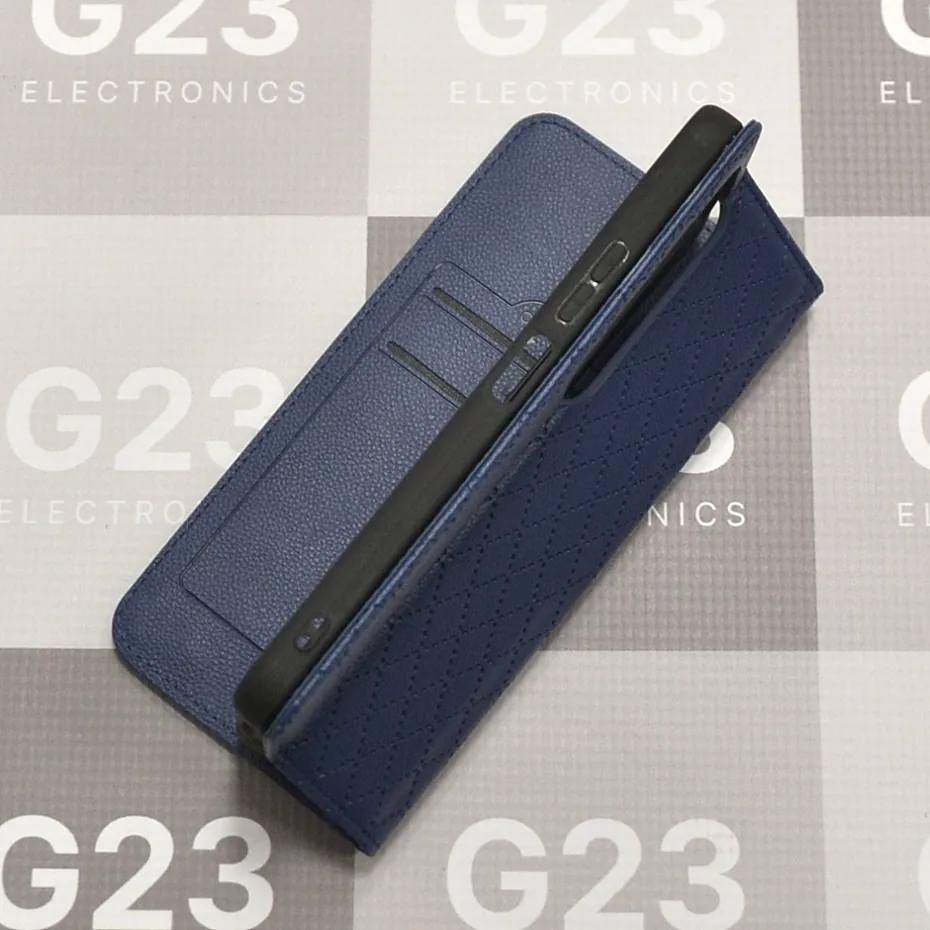Dalton magnetinis dėklas knygelė Xiaomi Redmi 15 4G EU, Xiaomi Redmi 15 5G EU – tamsiai mėlynos spalvos 6 Dalton dėklas knygelė Xiaomi Redmi 15 4G EU ir 5G EU tamsiai mėlynos spalvos – atverstas dėklas kitu kampu, kortelių skyreliai ir guminis rėmelis