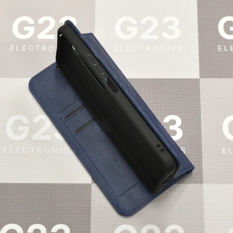 Dalton magnetinis dėklas knygelė Xiaomi Redmi 15 4G EU, Xiaomi Redmi 15 5G EU – tamsiai mėlynos spalvos 5 Dalton dėklas knygelė Xiaomi Redmi 15 4G EU ir 5G EU tamsiai mėlynos spalvos – atverstas pakreiptas dėklas, matomi skyreliai ir rėmelis iš šono