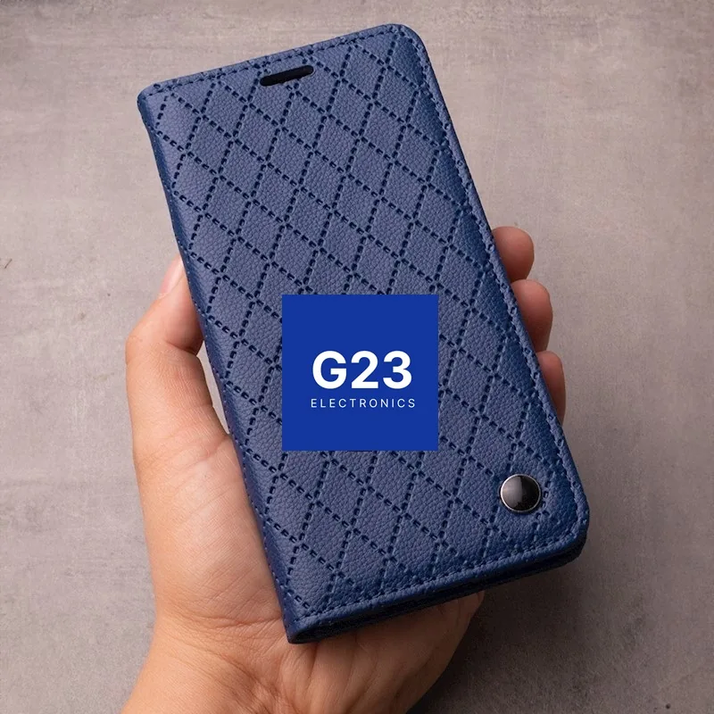 Dalton magnetinis dėklas knygelė Xiaomi Redmi 15 4G EU, Xiaomi Redmi 15 5G EU – tamsiai mėlynos spalvos 12 Dalton dėklas knygelė Xiaomi Redmi 15 4G EU ir 5G EU tamsiai mėlynos spalvos – dėklas rankoje, matoma rašto faktūra ir dydis delne