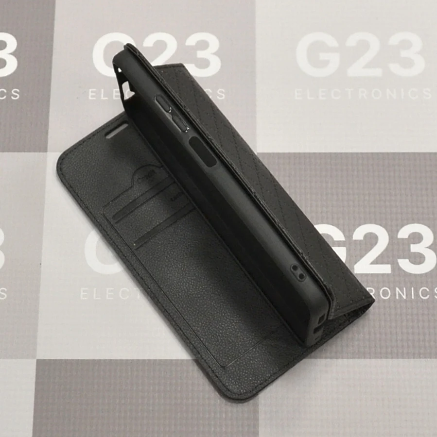Dalton magnetinis dėklas knygelė Xiaomi Redmi Note 11, Xiaomi Redmi Note 11S – juodos spalvos 5 Juodas Dalton dėklas knygelė Xiaomi Redmi Note 11 – atverstas pakreiptas dėklas, skyreliai ir guminis rėmelis matomi iš šono