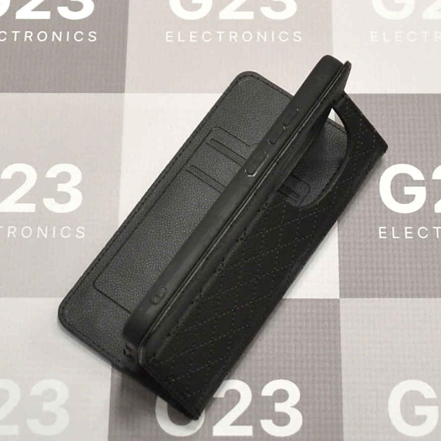 Dalton magnetinis dėklas knygelė Xiaomi Redmi Note 15 Pro 5G – juodos spalvos 6 Juodas Dalton dėklas knygelė Xiaomi Redmi Note 15 Pro 5G – pastatytas dėklas kitu kampu, matyti telefono šonas