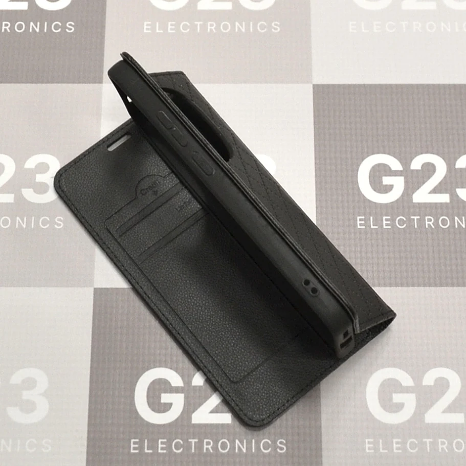 Dalton magnetinis dėklas knygelė Xiaomi Redmi Note 15 Pro 5G – juodos spalvos 5 Juodas Dalton dėklas knygelė Xiaomi Redmi Note 15 Pro 5G – pastatytas ant stalo su pastatymo funkcija